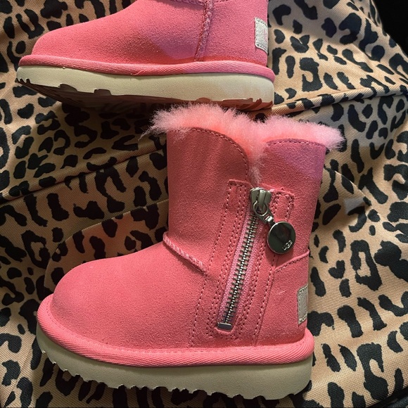 Ugg Toddler K Bailey Zip Short Fashion Boot - Picture 2 of 4